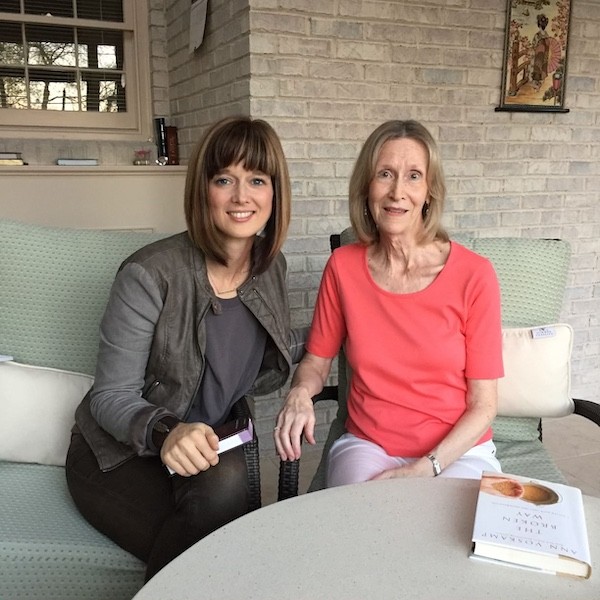 Ảnh chụp Ann Voskamp cùng tác giả cuốn sách Jesus Calling, Sarah Young