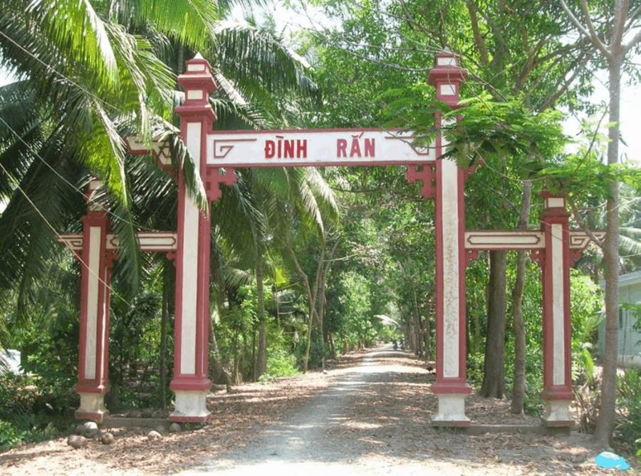 Đình Rắn nằm cách Nhà Truyền thống khoảng 500m là một trong hai điểm tham quan chính trong Khu di tích Đồng Khởi Bến Tre