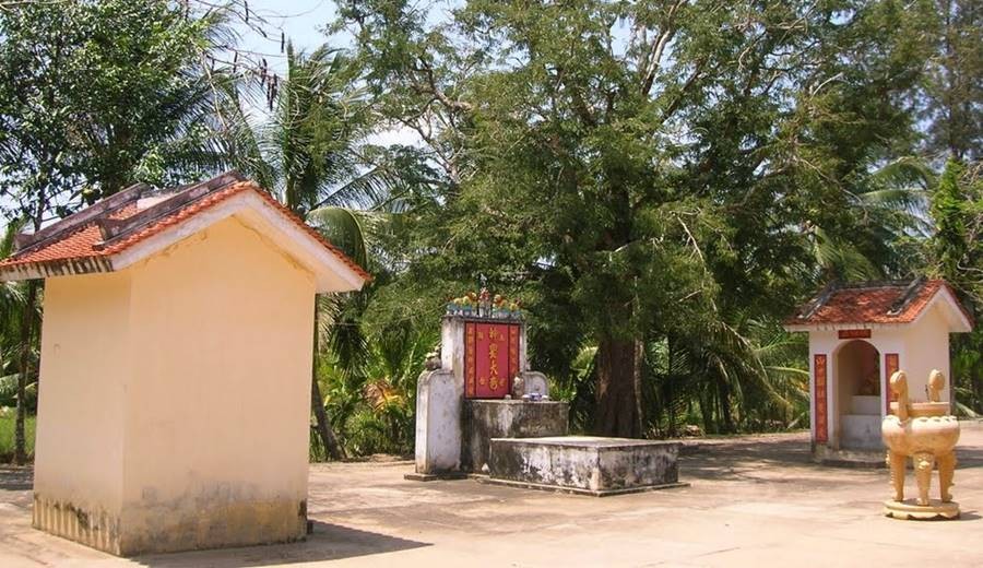 Khuôn viên bên trong Đình Rắn được xây dựng theo lối kiến trúc đình làng Nam Bộ truyền thống