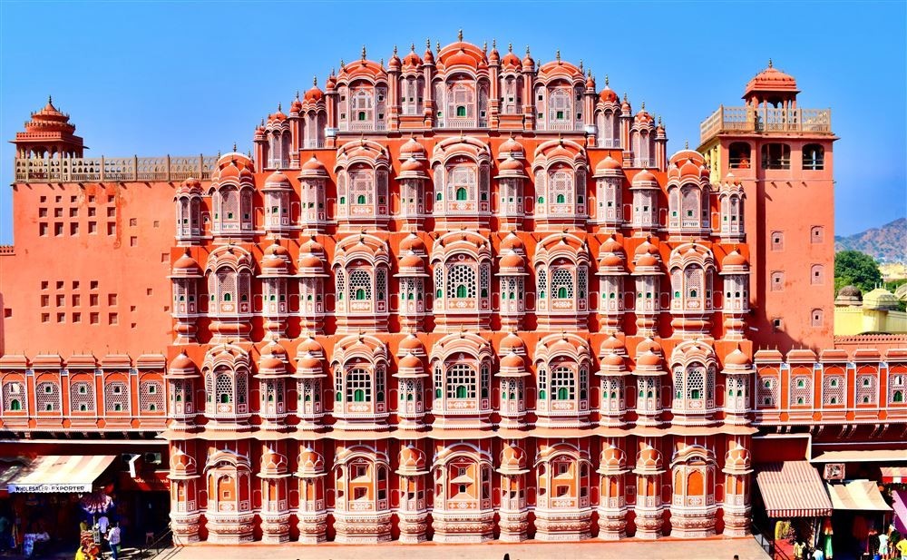 Cung điện gió Hawa Mahal, biểu tượng kiến trúc Rajput, xây bằng đá sa thạch đỏ và hồng với nhiều cửa sổ nhỏ.