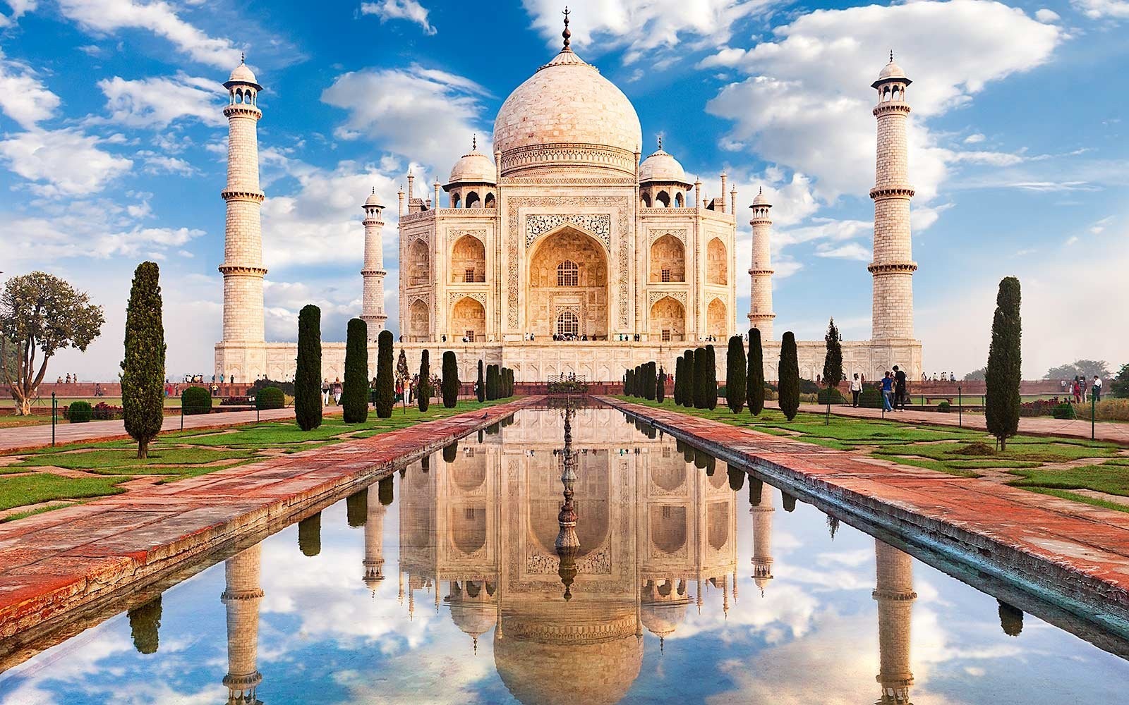 Taj Mahal, biểu tượng tình yêu vĩnh cửu, sự kết hợp kiến trúc Ba Tư, Ấn Độ và Hồi giáo, xây bằng đá cẩm thạch trắng.