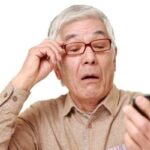 Người lớn tuổi đọc sách