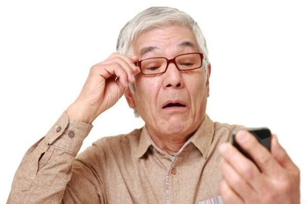 Người lớn tuổi đọc sách