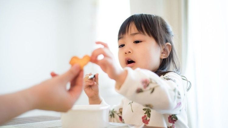 Mô tả: So sánh bàn tay trẻ em và người lớn, minh họa sự phát triển kích thước xương.