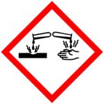 NaOH rắn thể hiện tính chất ăn mòn mạnh mẽ
