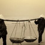Người đàn bà hàng chài với vẻ mặt khắc khổ, lam lũ đang kể câu chuyện của mình tại tòa án huyện.