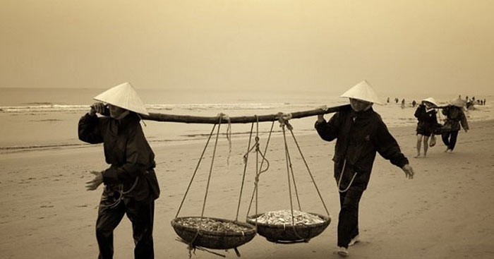Người đàn bà hàng chài với vẻ mặt khắc khổ, lam lũ đang kể câu chuyện của mình tại tòa án huyện.