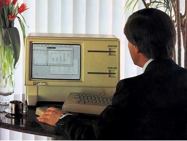 Máy tính Apple Lisa năm 1983 với giao diện người dùng đồ họa
