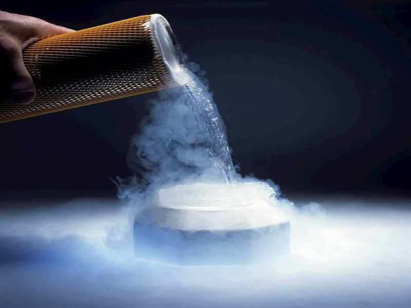 Nitơ là chất khí và nhẹ hơn không khí