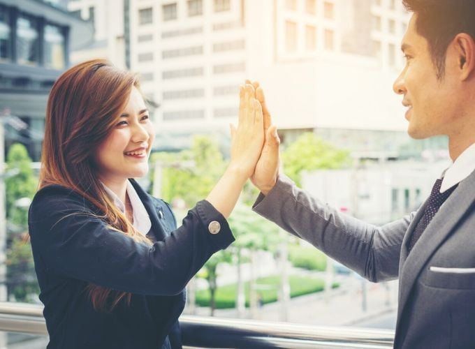 Những biểu hiện của sự nỗ lực bao gồm hiểu rõ bản thân, kiên định, suy nghĩ tích cực và không ghen tị với người khác
