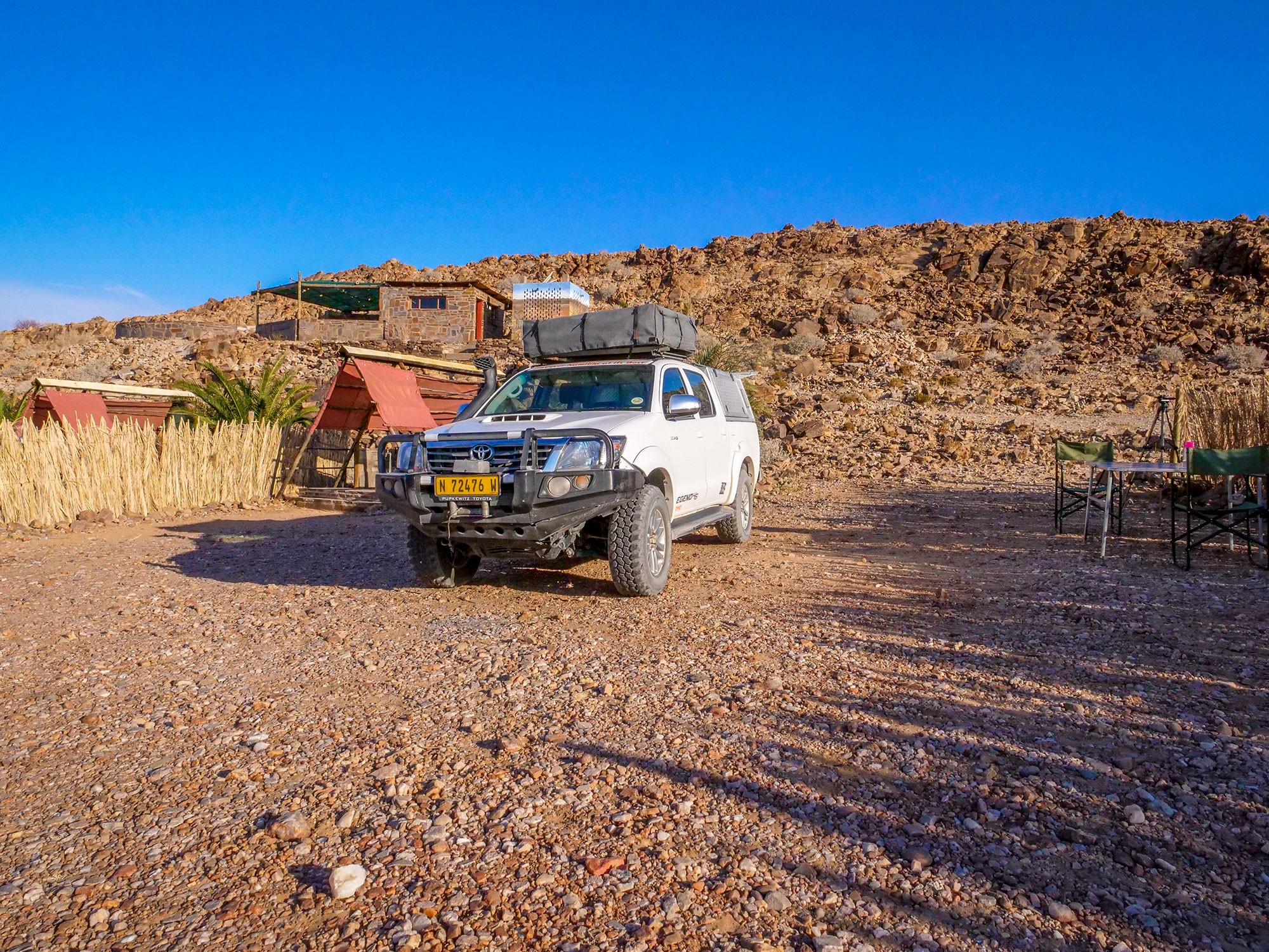 Toyota Hilux 4x4 với lều trên nóc tại Khu cắm trại sa mạc Rostock Ritz ở Sa mạc Namib, Namibia, Châu Phi