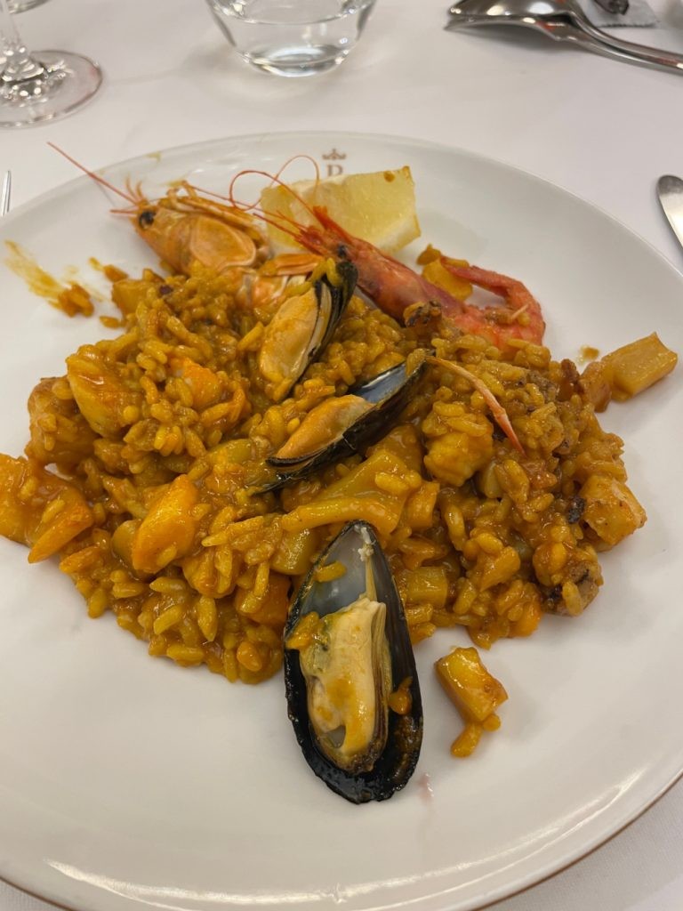 Thưởng thức paella, món cơm thập cẩm biểu tượng của Tây Ban Nha