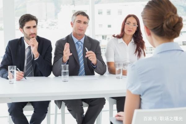 Cận cảnh một con cua với đầy đủ 10 chân, bao gồm 2 càng và 8 chân đi