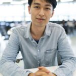 Người đàn ông đi bộ trong rừng