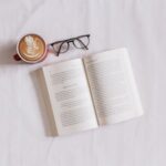 Hình ảnh một người đang đọc sách và học hỏi
