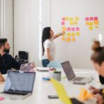 Người đàn ông hít thở sâu để giảm căng thẳng trước phỏng vấn