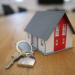 Một người đang lập kế hoạch tài chính cá nhân trên máy tính