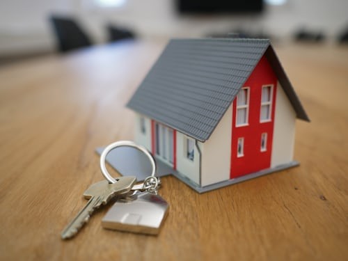 Một người đang lập kế hoạch tài chính cá nhân trên máy tính