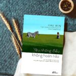 Một người đàn ông lắng nghe người phụ nữ chia sẻ, biểu hiện sự lắng nghe và yêu thương.