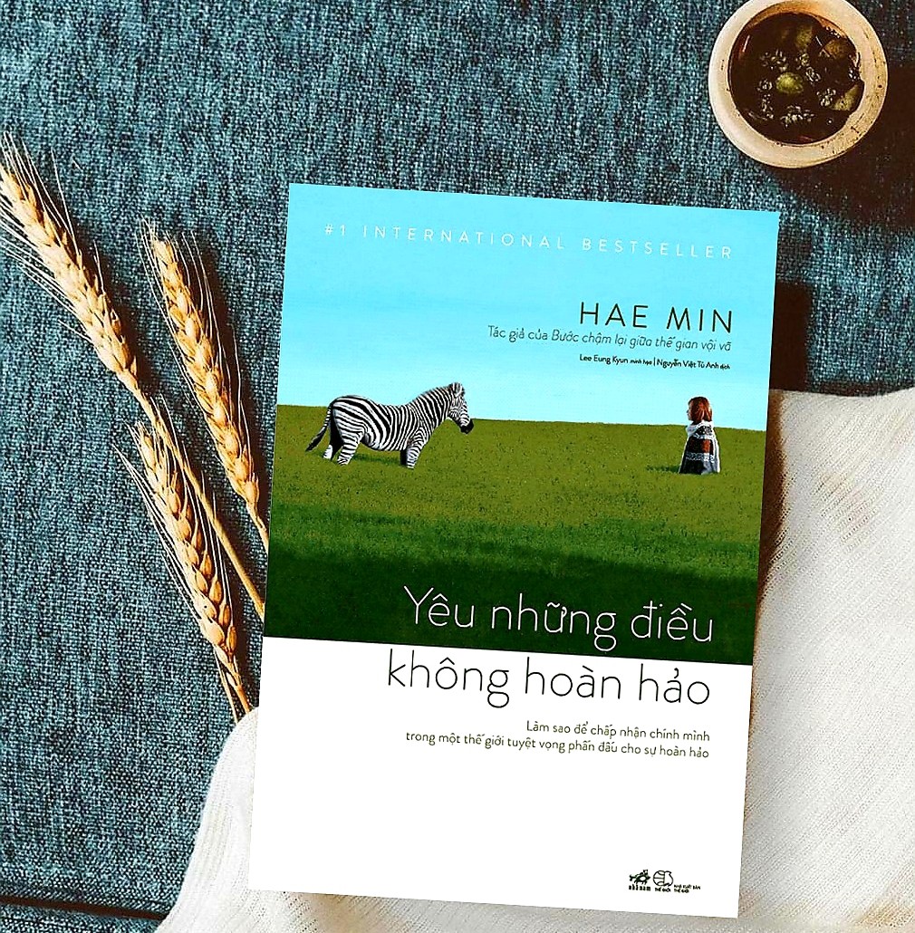 Một người đàn ông lắng nghe người phụ nữ chia sẻ, biểu hiện sự lắng nghe và yêu thương.