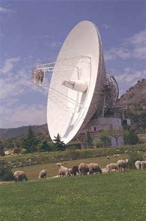 Trạm phát sóng DSS-63, một phần của Deep Space Network của NASA, được dùng để phát bài “Across the Universe” tới sao Bắc Cực