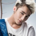 Bầu trời xanh bao la với những đám mây trắng bồng bềnh tượng trưng cho sự tự do và rộng lớn