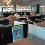 Khu vực văn phòng phần lớn trống trải ở Boston vào tháng 4 năm 2021. Nhân viên đã trở lại làm việc theo mô hình kết hợp ngay sau đó, thể hiện sự thay đổi trong phương thức làm việc sau đại dịch.