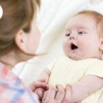 Một em bé đang học nói, thể hiện quá trình phát triển ngôn ngữ