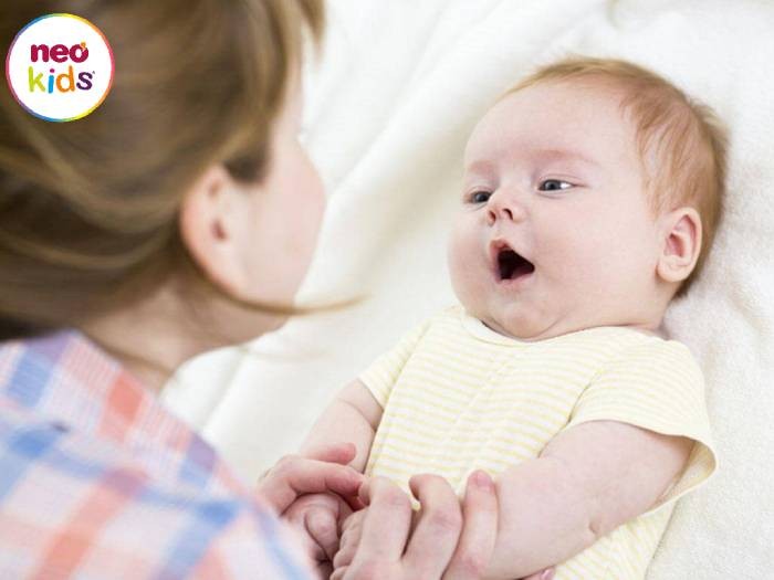 Một em bé đang học nói, thể hiện quá trình phát triển ngôn ngữ