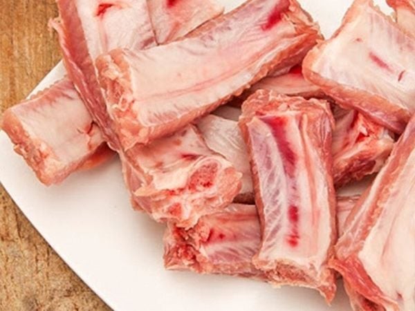 Sườn già heo với xương lớn và ít thịt