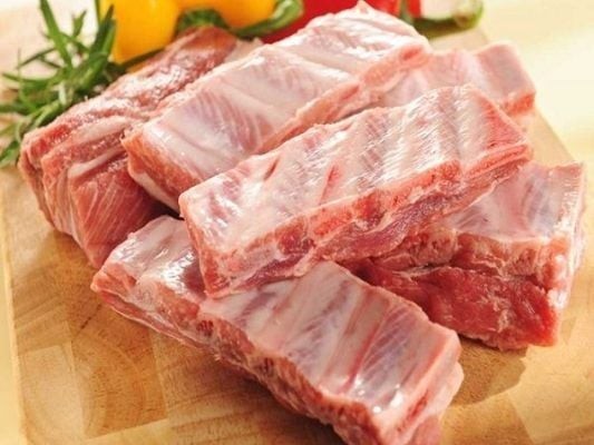 Sườn non heo với xương nhỏ và thịt mềm