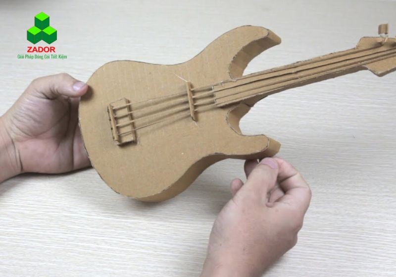 tái chế thùng carton cũ làm đàn guitar