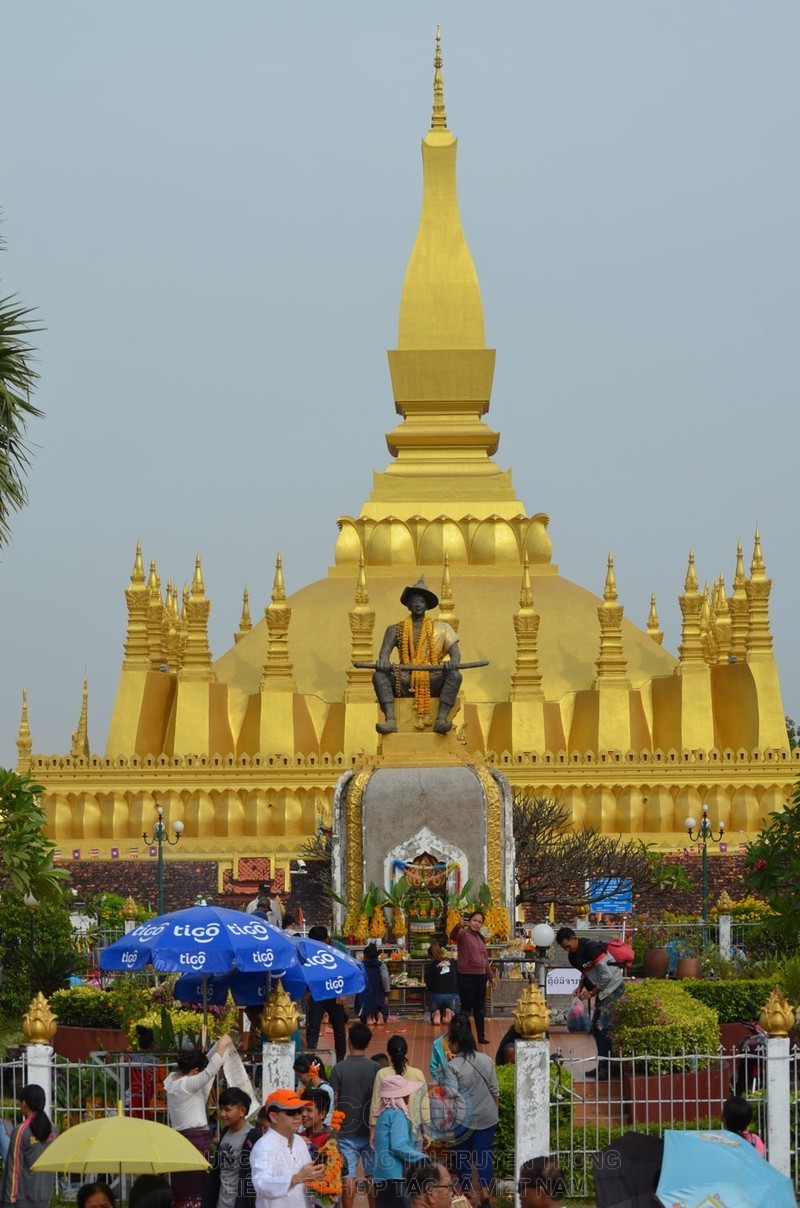 Người dân tham gia các trò chơi dân gian tại lễ hội Thạt Luổng