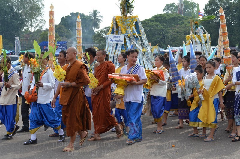 Lễ rước kiệu trong lễ hội Thạt Luổng