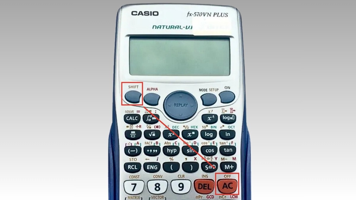 Tắt máy tính Casio FX-570VN Plus trước khi thay pin