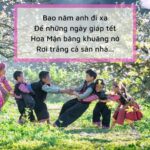 Hình ảnh hoa mận trắng tinh khôi nở rộ trên cành cây khẳng khiu, giữa không gian núi rừng hùng vĩ, tạo nên một vẻ đẹp vừa thơ mộng vừa tràn đầy sức sống.
