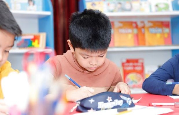 Hình ảnh minh họa: Bé đang học toán tư duy với các trò chơi và hình ảnh minh họa sinh động, giúp bé tiếp thu kiến thức một cách dễ dàng và thú vị.