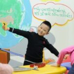 Hình ảnh minh họa: Bé đang học toán với các phép tính cộng trừ nhân chia cơ bản, giúp bé nắm vững quy tắc tính giá trị biểu thức.