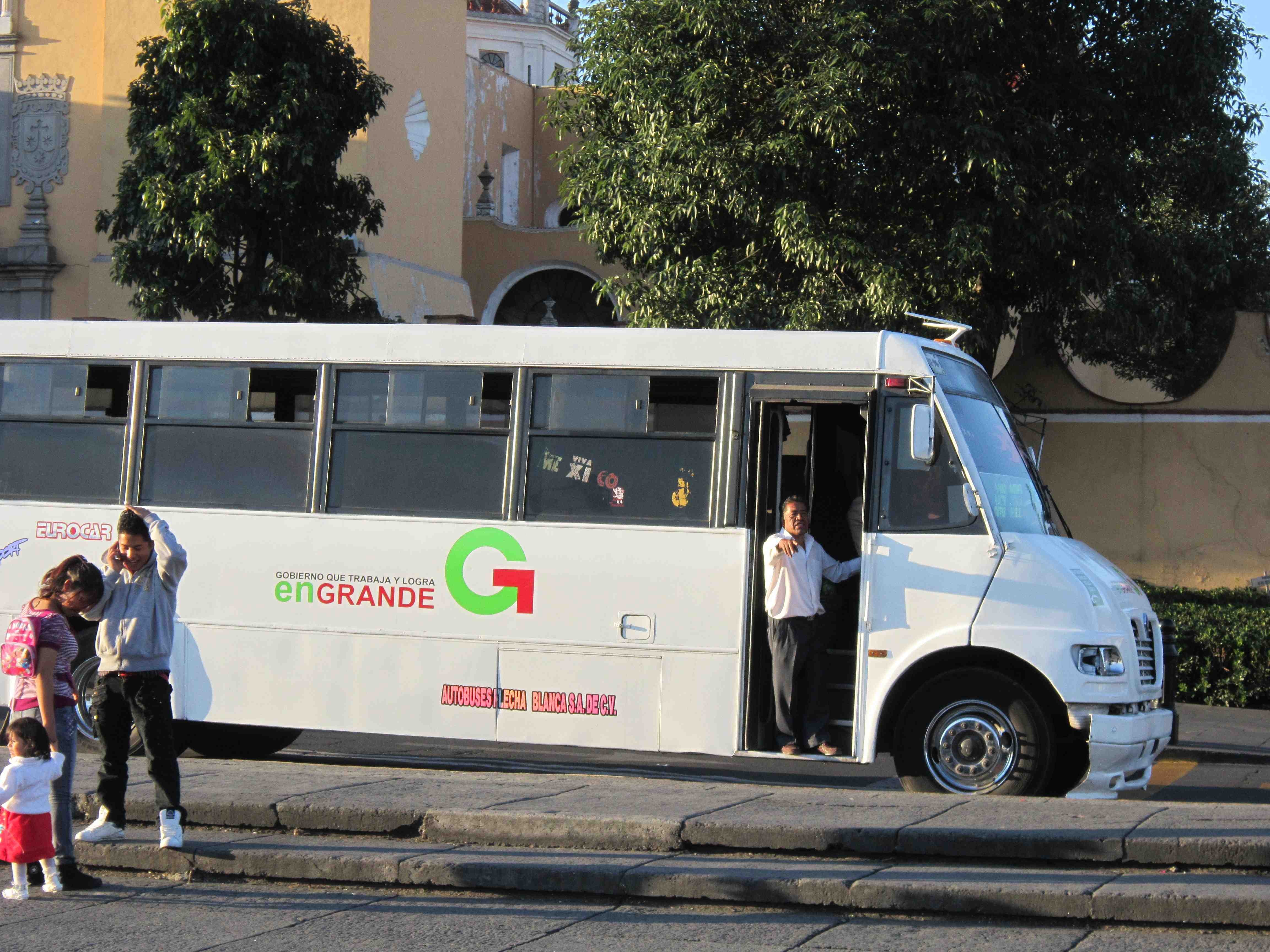 So sánh chi phí xe bus và taxi