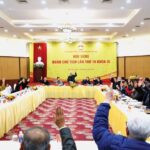 Phong lan sống bám trên thân cây gỗ lớn, thể hiện mối quan hệ hội sinh