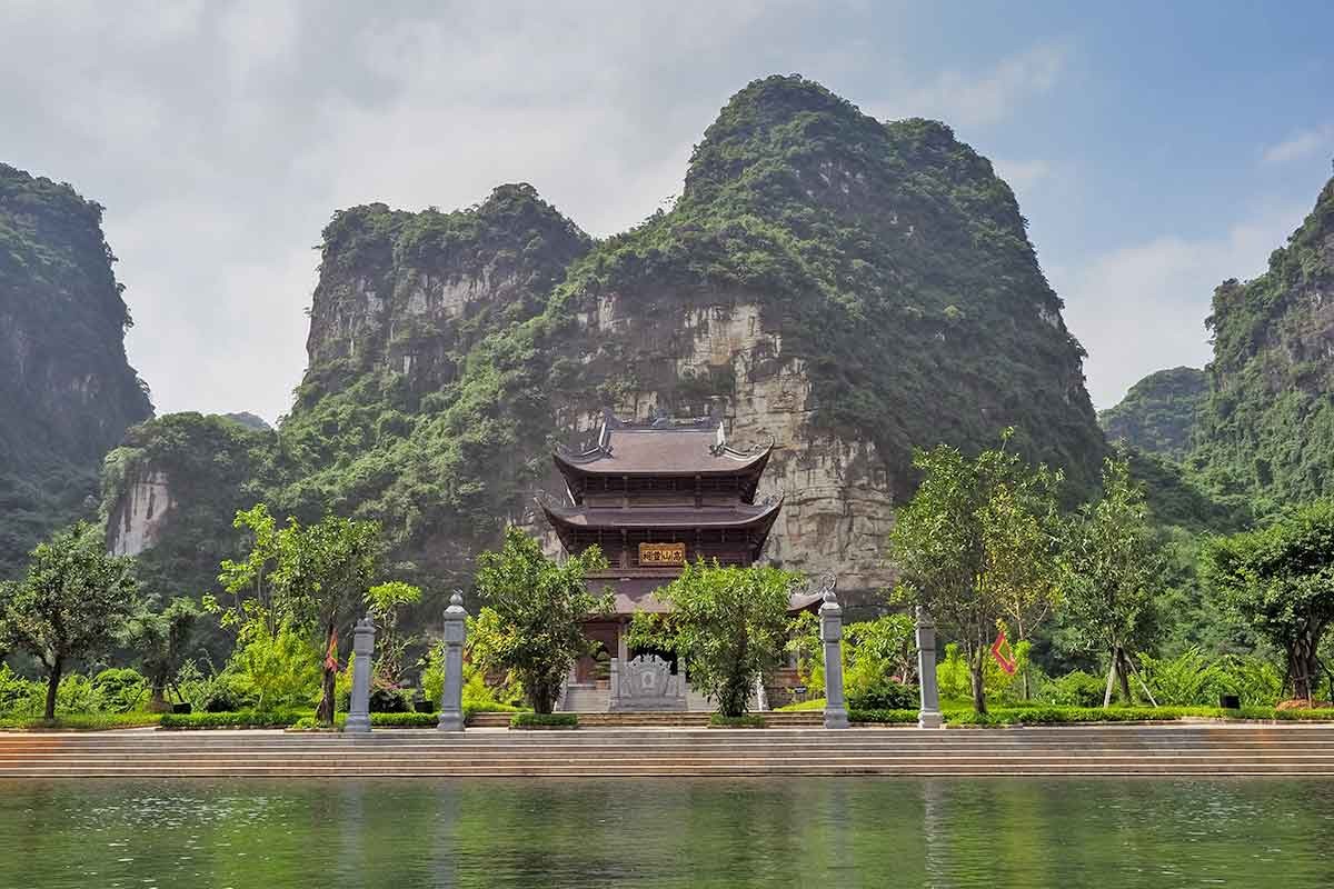 quần thể tràng an với những ngọn núi đá vôi hùng vĩ và những dòng sông uốn lượn