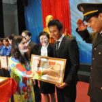 Chị Nguyễn Thị Hà, Bí thư Trung ương Đoàn, trao bằng khen cho những cá nhân, tập thể tiêu biểu sau 5 năm triển khai chương trình Thắp sáng ước mơ tuổi trẻ Việt Nam