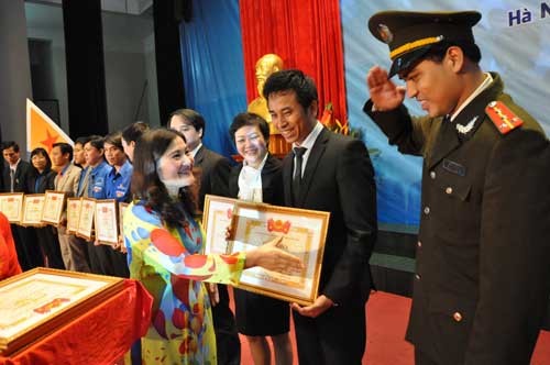Chị Nguyễn Thị Hà, Bí thư Trung ương Đoàn, trao bằng khen cho những cá nhân, tập thể tiêu biểu sau 5 năm triển khai chương trình Thắp sáng ước mơ tuổi trẻ Việt Nam