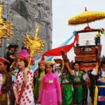 Lễ hội cầu ngư tại TX Cửa Lò, Nghệ An, với thuyền được trang trí lộng lẫy và đông đảo người dân tham gia