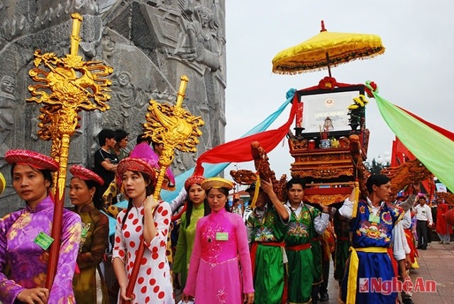 Lễ hội cầu ngư tại TX Cửa Lò, Nghệ An, với thuyền được trang trí lộng lẫy và đông đảo người dân tham gia