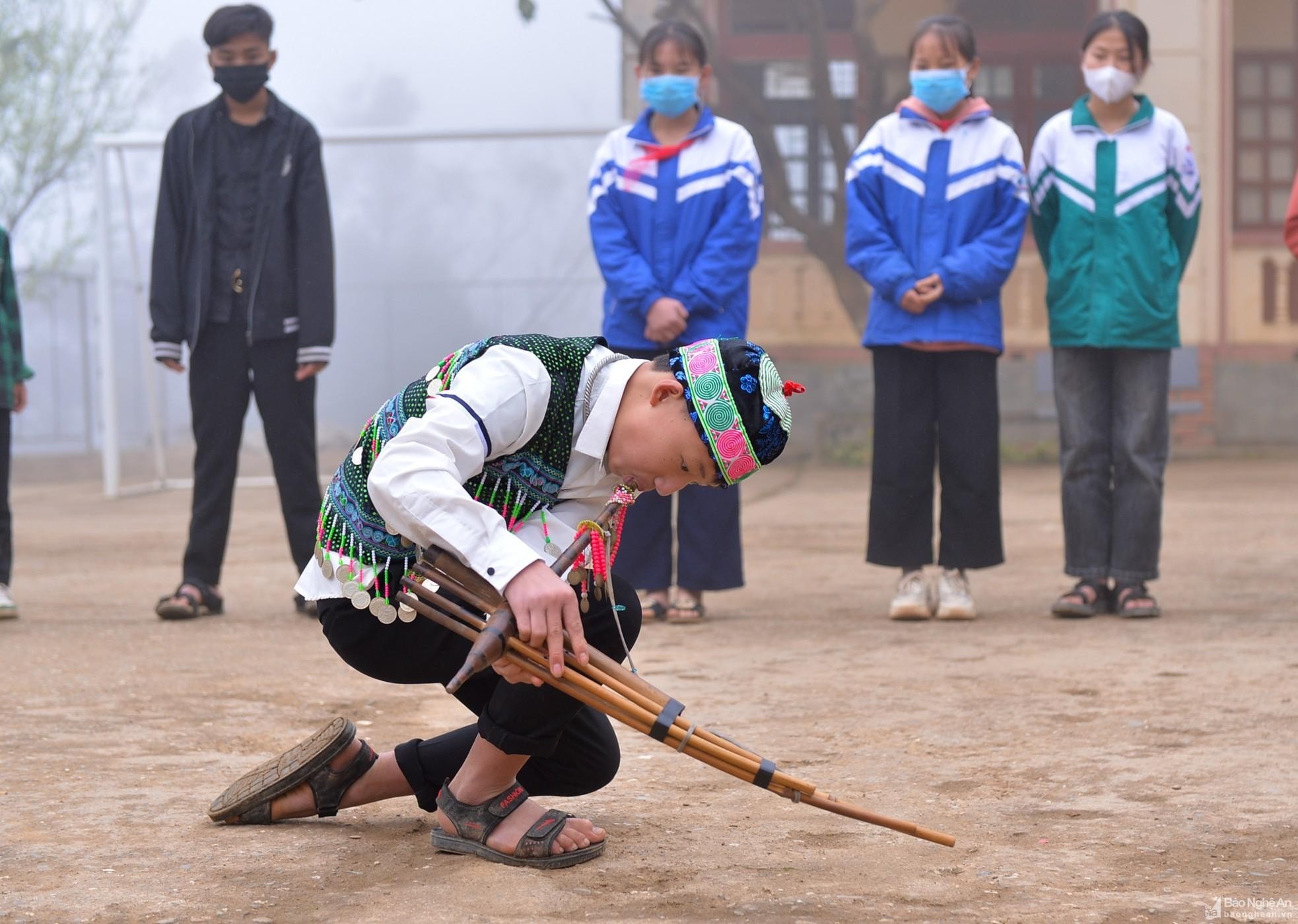 Học sinh người H'Mông