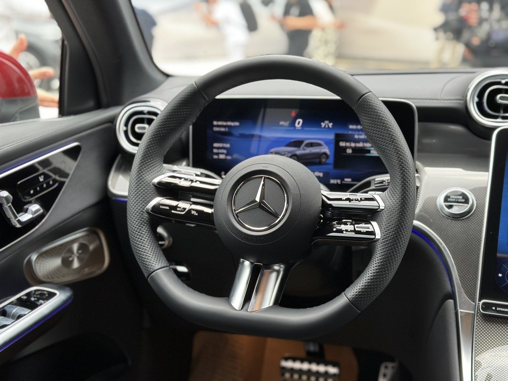 Vô lăng GLC 300 2023, thiết kế thể thao và chất liệu cao cấp
