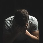 Người lái xe tải đang suy nghĩ