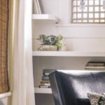 Người phụ nữ đang làm việc trên máy tính để quyết định chuyên ngành đại học