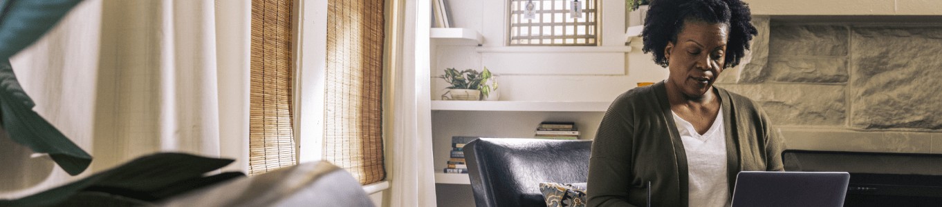 Người phụ nữ đang làm việc trên máy tính để quyết định chuyên ngành đại học
